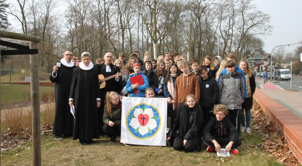 Konfirmanderne fra Sindbjerg og Uldum ved ceremonien, hvor de adopterer et af de 500 træer, der er plantet i Wittenberg i anledning af reformationsjubilæet.