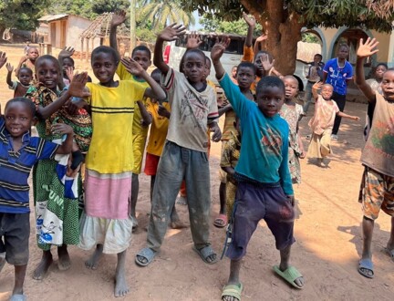 Gruppe af vinkende børn