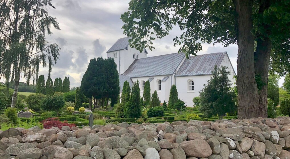 Engum kirke - hvidkalket med blytag Engum kirke - hvidkalket med blytag