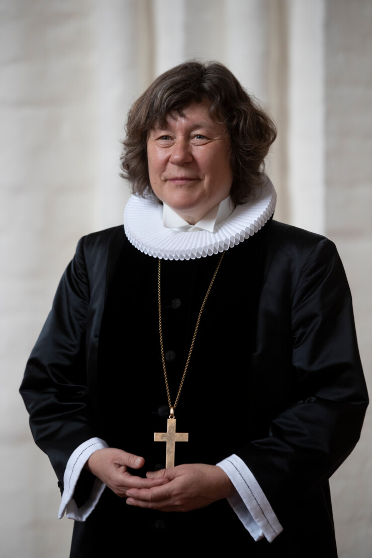 Biskop Marianne Christiansen i bispekjole tæt