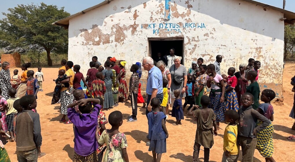 Per Søgaard med børn i Tanzania