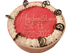 Lagkage med rødmarcipan, flødeskum og chokoladesnirkler Jubilæumskage stiftsjubilæum 1922-2022