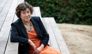 Biskop Marianne Christiansen sidder på trappetrin udendørs