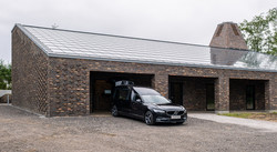 Krematorium i Aabenraa Ligbil ved garage ved Krematorium i Aabenraa