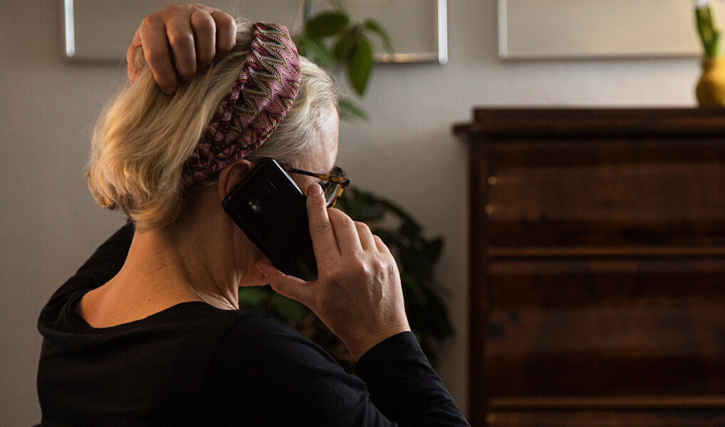 Kvinde der taler i telefon