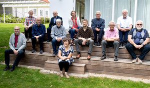 Stiftsrådets medlemmer sidder på trappe udenfor