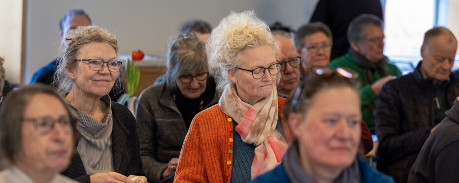 Kvinde sidder ved et bord og tager notater