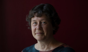 Biskop Marianne Christiansen står op af træ og kigger til siden