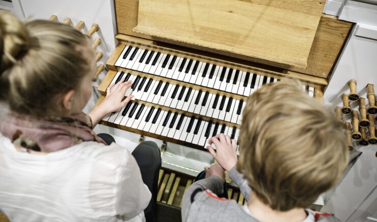 Piger der spiller på orgel foto taget af Mathias Løvgreen