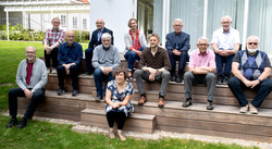 Læs i oktober måned Stiftsrådsmedlemmer i Haderslev Stift sidder på trappetrin