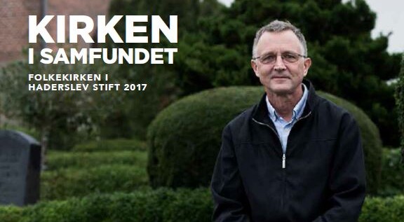 Forside Magasinet 2017 - mand sidder på kirkemur.