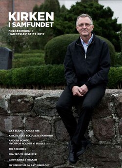 Forside Magasinet 2017 - mand sidder på kirkemur.