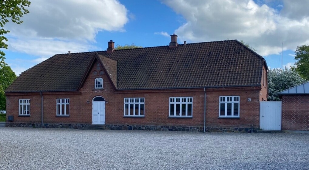 Smidstrup præstegård rødstens bygning med hvide vinduer